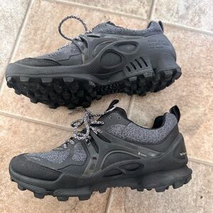 Hiking sneakers 6.5